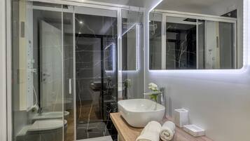 Appartement Supérieur | Salle de bain | Douche, douche à « effet pluie », sÚche-cheveux, bidet