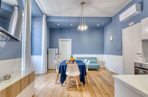 Superior Apartment | Living area | 49-inch flat-screen TV with cable channels, TV - IzzHome Corso76 (Cagliari)