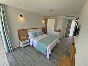 Deluxe Room | Egyptian cotton sheets, premium bedding, memory foam beds, minibar