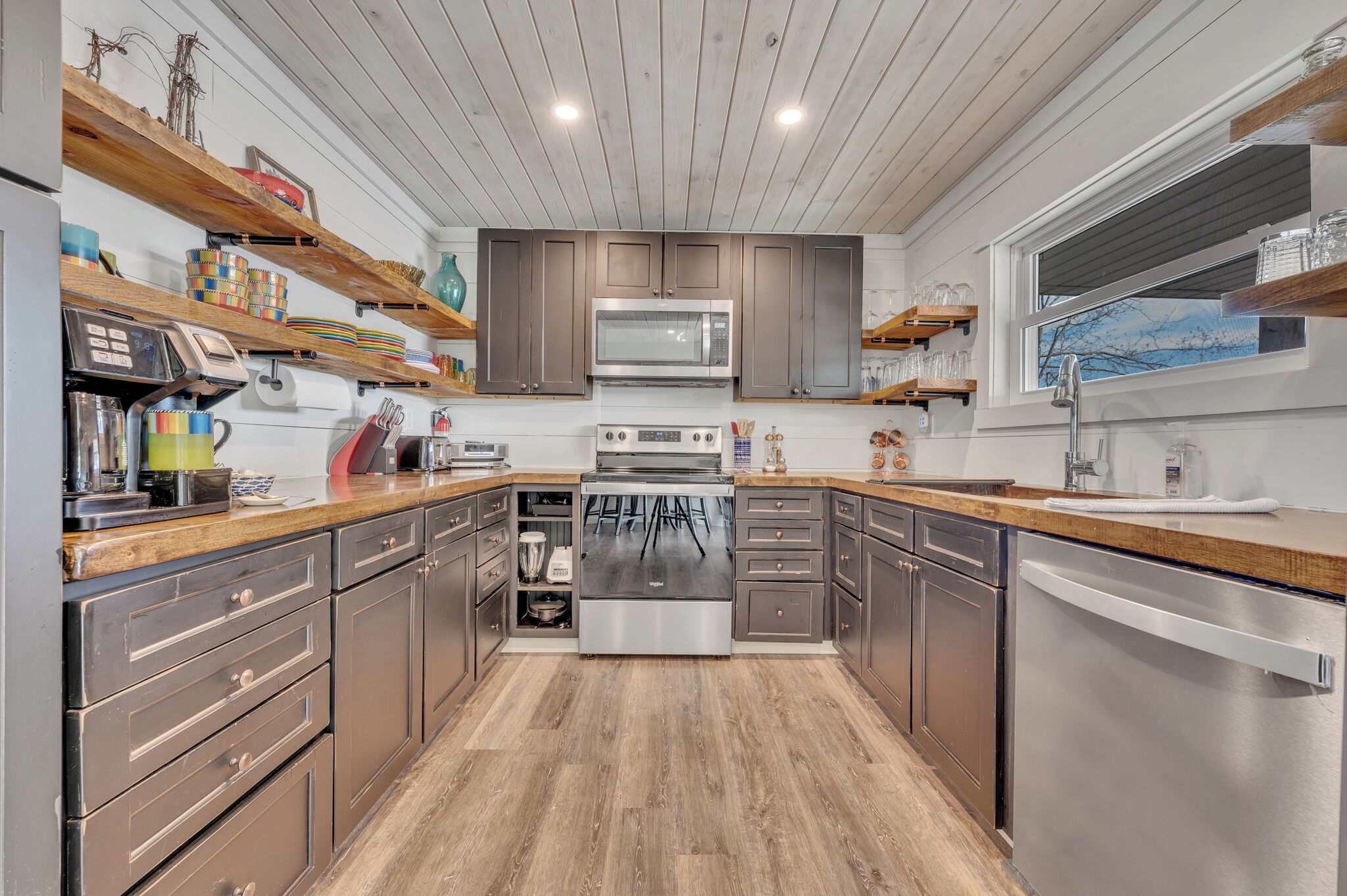 Køleskab, mikrobølgeovn, ovn, kogeplade