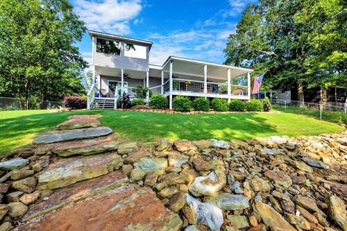 Allie's on the Rocks pet-friendly lake bungalow