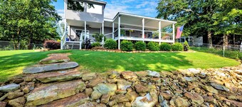 Allie’s on the Rocks Pet-Friendly Lakefront Bungalow