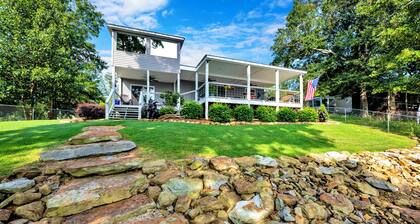 Allie's on the Rocks pet-friendly lake bungalow