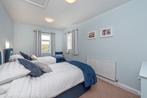 2 室のベッドルーム、デスク、インターネット、ベッドシーツ