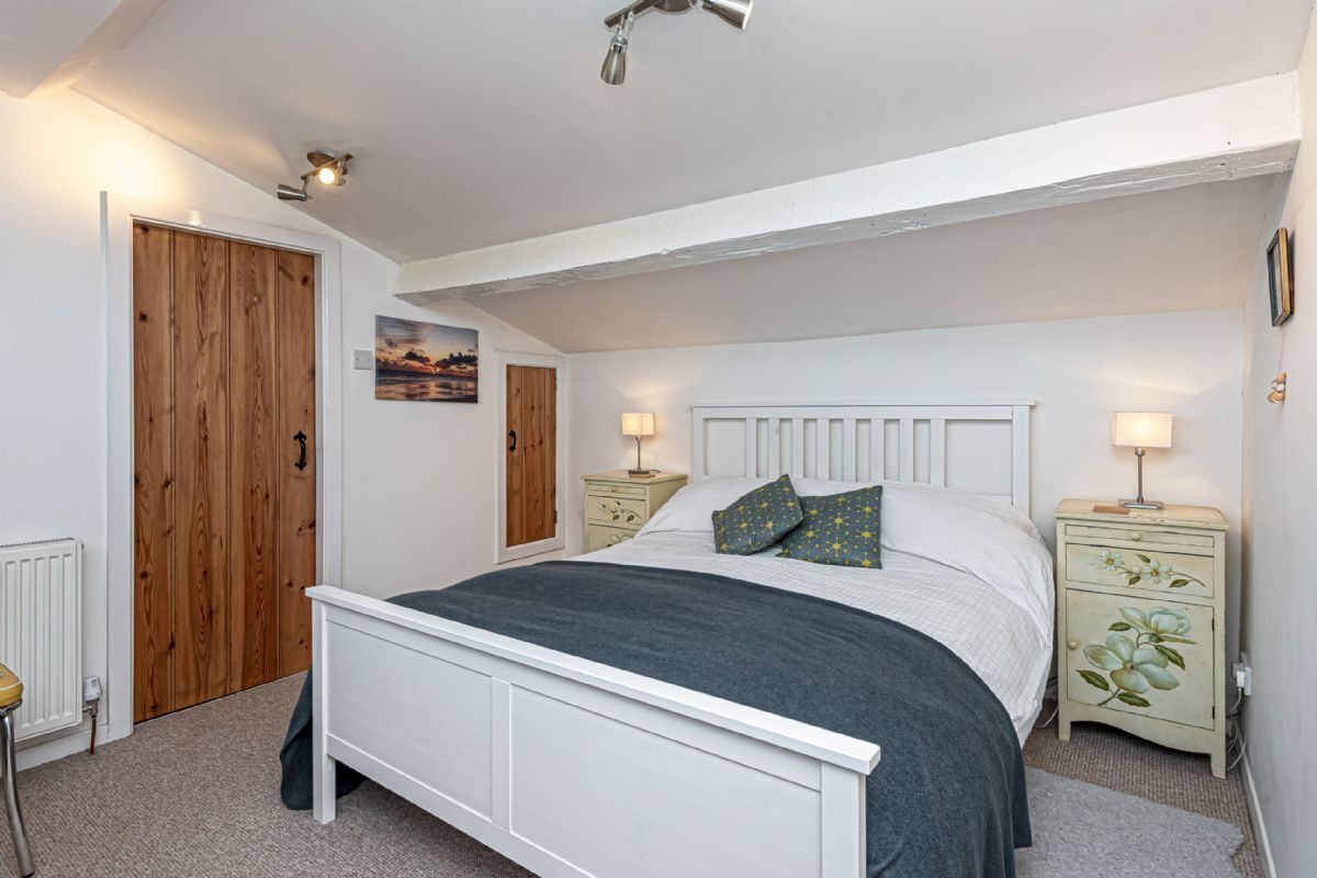 2 habitaciones, escritorio, internet y ropa de cama 