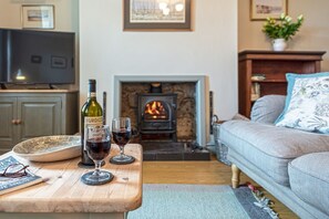 TV, fireplace - Llys Awel -  a cottage that sleeps 4 guests  in 2 bedrooms (Bodorgan)