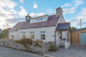 Exterior - Llys Awel -  a cottage that sleeps 4 guests  in 2 bedrooms (Bodorgan)