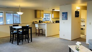 Dining - Great Harbor View Entire 2Br & 2Ba Vacation/Getaway Unit (Gig Harbor)