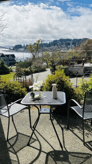 Outdoor dining - Great Harbor View Entire 2Br & 2Ba Vacation/Getaway Unit (Gig Harbor)