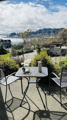 Great Harbor View Entire 2Br & 2Ba Vacation/Getaway Unit