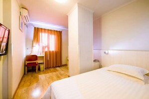 A hotel room with a bed, a desk, and a chair. - Paibai Yun Hotel (Dalian Xianglujiao Light Rail Station Branch) (Dalian)