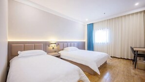 A hotel room with two beds, a desk, and a window with curtains. - Paibai Yun Hotel (Dalian Xianglujiao Light Rail Station Branch) (Dalian)
