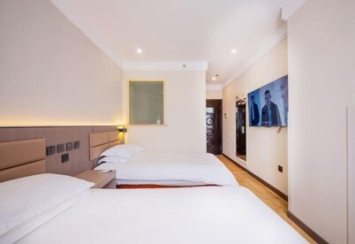 Paibai Yun Hotel (Dalian Xianglujiao Light Rail Station Branch)