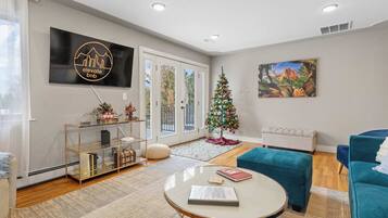 電視、壁爐、DVD 播放機、足球機