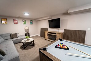 Een televisie, een open haard en een kantoor