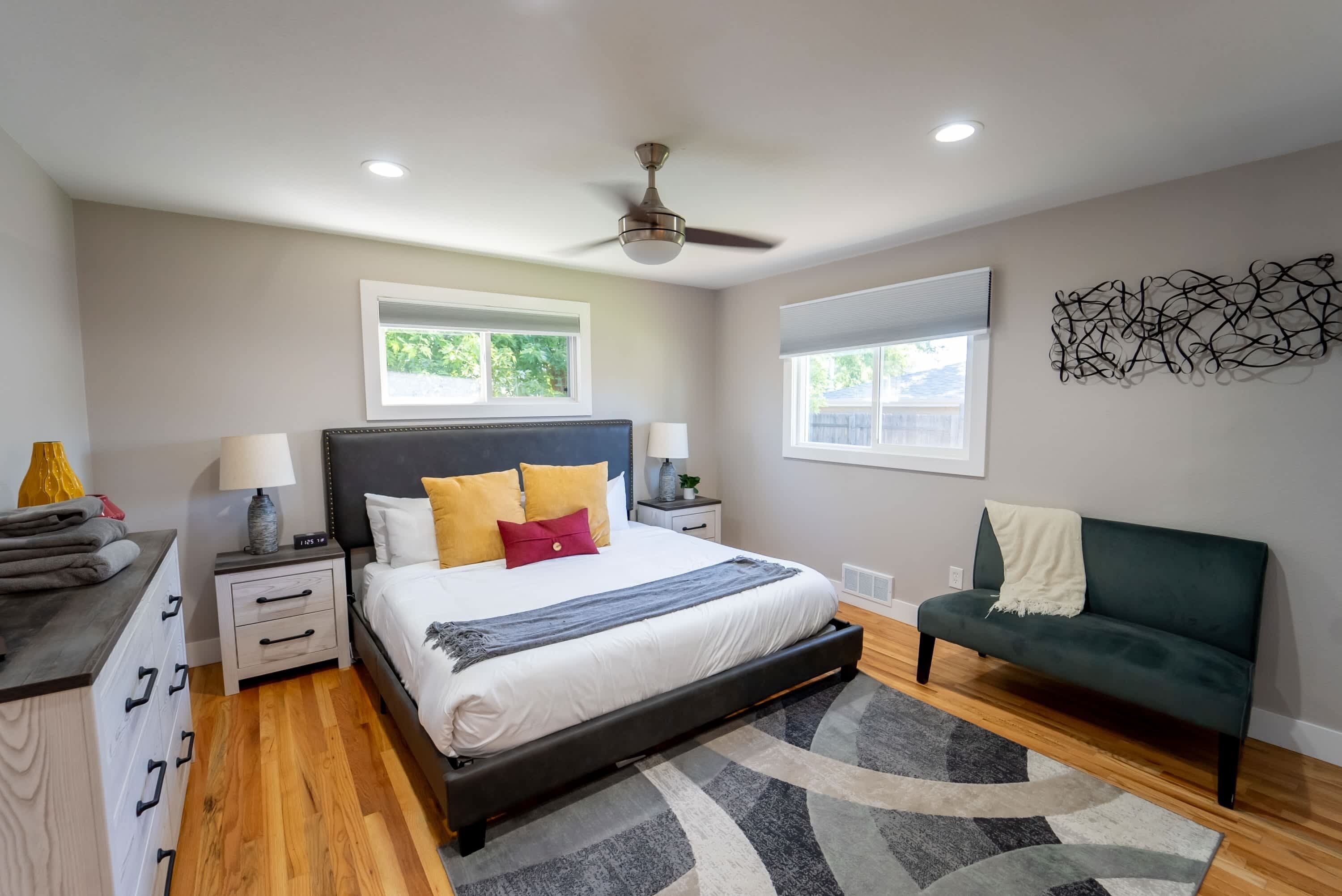 4 間睡房、書桌、熨斗/熨衫板、可攜式嬰兒床