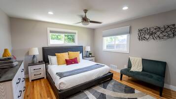 4 dormitorios, escritorio, tabla de planchar con plancha y cuna de viaje