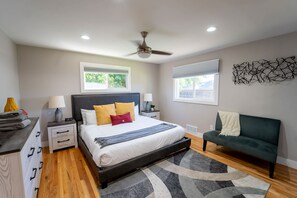 4 chambres, bureau, fer et planche à repasser, lit parapluie