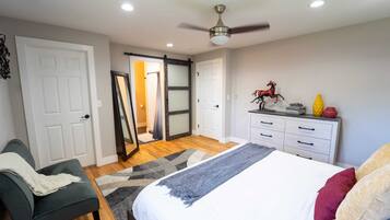 4 habitaciones, escritorio y tabla de planchar con plancha