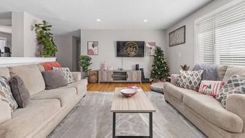 Una televisión, una chimenea, libros, una oficina