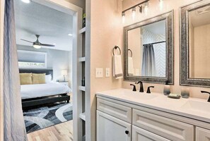 Baignoire, sèche-cheveux, serviettes fournies