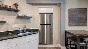 Een koelkast, een microgolfoven, een oven, een kookplaat