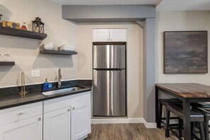 ثلاجة، ميكروويف، فرن، موقد طهي مسطح