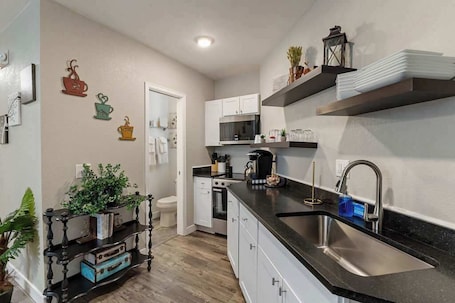 Fridge, microwave, oven, stovetop. Family friendly in Downtown Littleton
