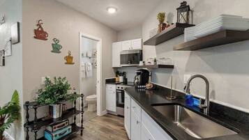 Een koelkast, een microgolfoven, een oven, een kookplaat