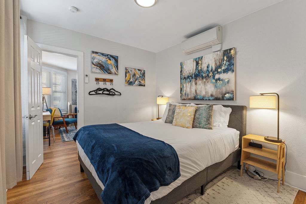 1 habitación, tabla de planchar con plancha, cuna de viaje y wifi 