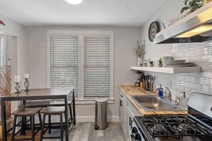 Kylskåp, mikrovågsugn, ugn och spishäll