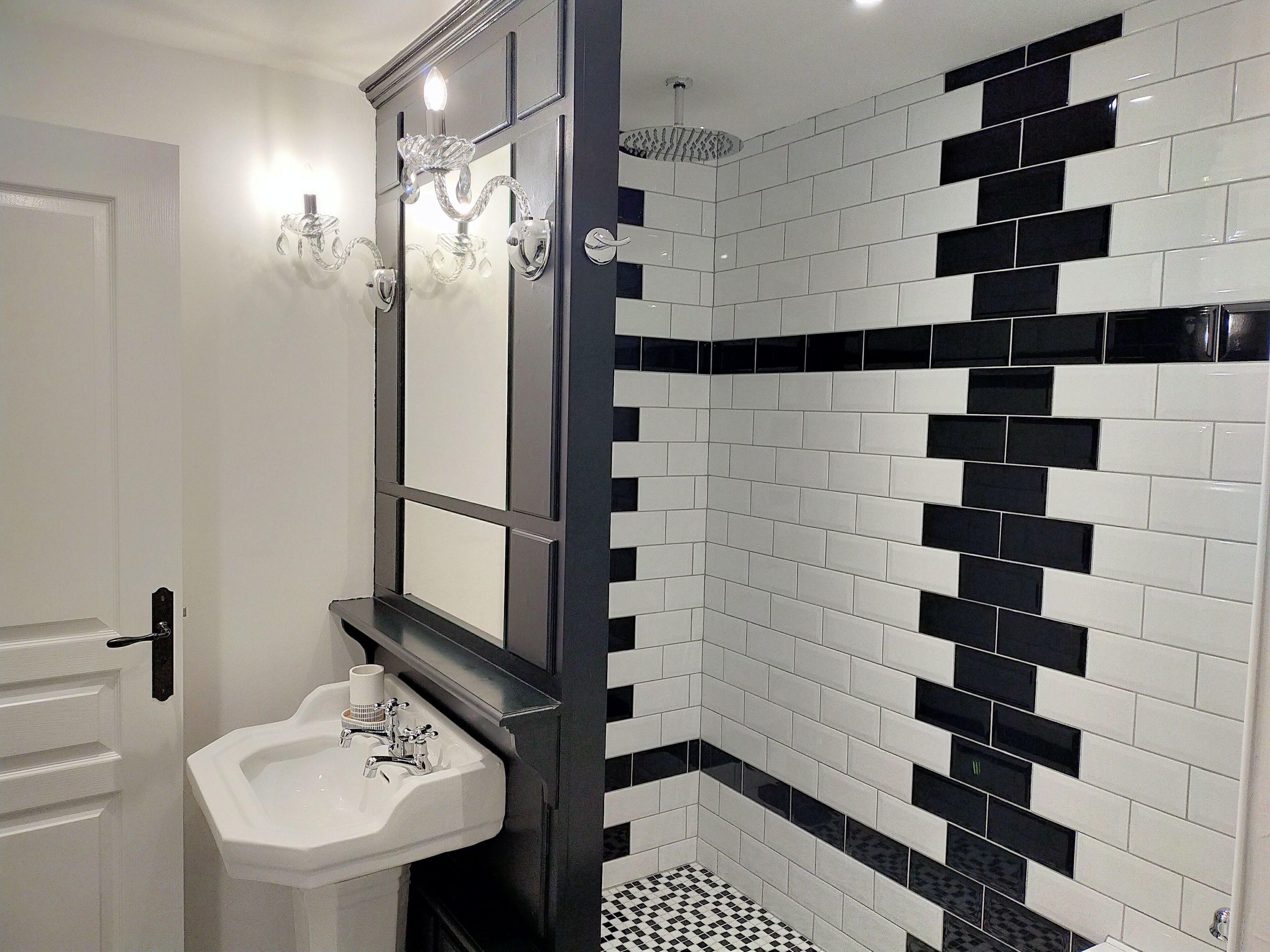 Ensemble baignoire-douche, papier de toilette