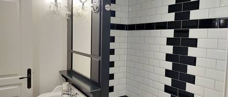 Ensemble baignoire-douche, papier de toilette