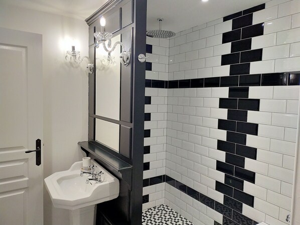 Combined shower/tub, toilet paper