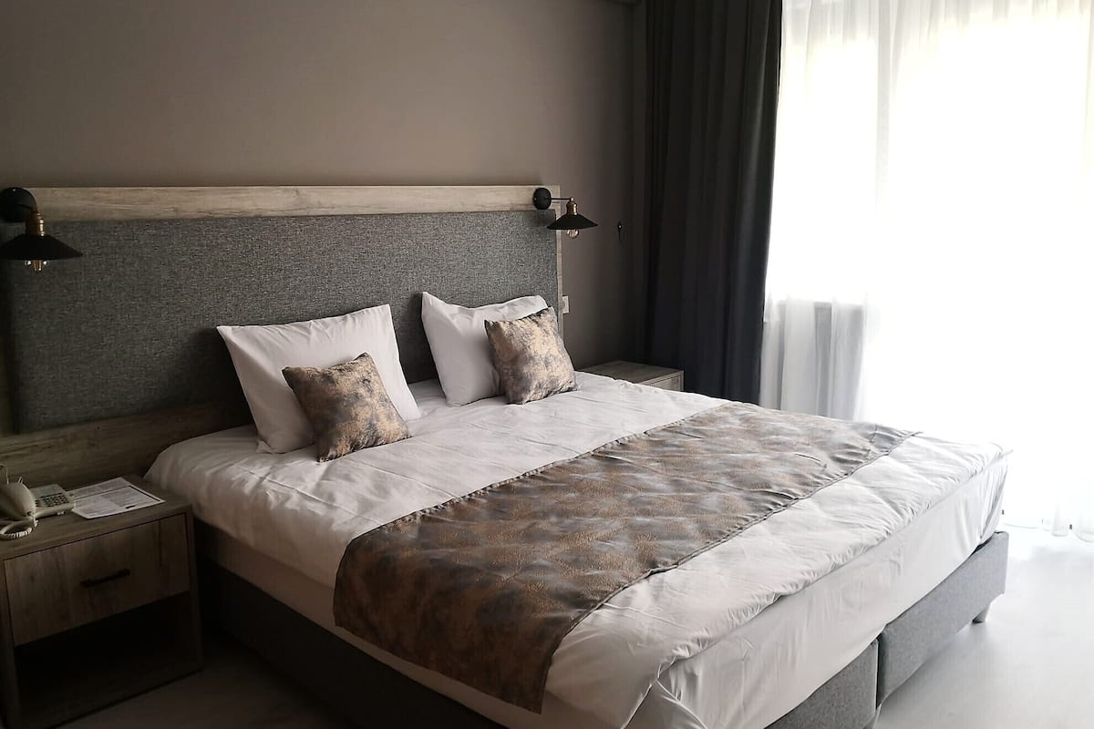 DELUXE STANDARD ROOM | Draps en coton égyptien, literie de qualité supérieure