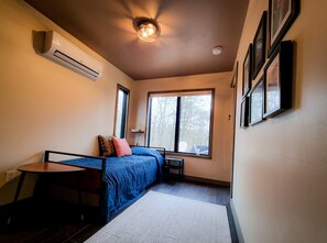 2 室のベッドルーム、デスク、旅行用ベビーベッド、WiFi (無料)