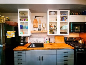 冷蔵庫、電子レンジ、オーブン、コンロ