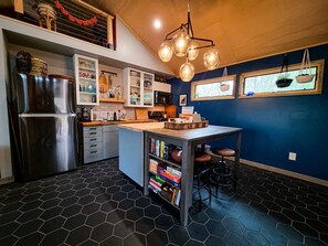 冷蔵庫、電子レンジ、オーブン、コンロ