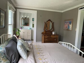 4 bedrooms, desk, iron/ironing board, free WiFi - The Thistle House off Chardon Square (Chardon)