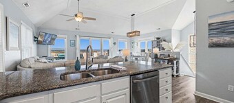 SeaStars & Buoy | Oceanfront | Hot Tub