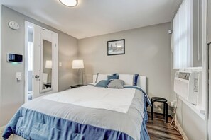 書桌、免費 Wi-Fi、床單