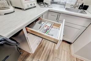 雪櫃、微波爐、焗爐、爐具