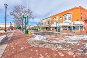 Property grounds - Retro Chic Micro-studio in Heart of Downtown Olde Town Arvada - 93 Walk Score (Arvada)