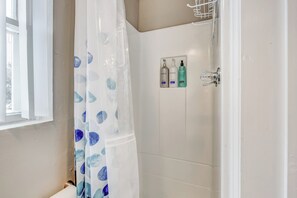 Shower, hair dryer, towels, soap - Boutique Studio in Olde Town | Walk to Light Rail (Arvada)