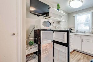 Fridge, microwave, oven, stovetop - Downtown Olde Town Arvada- Across from light rail (Arvada)