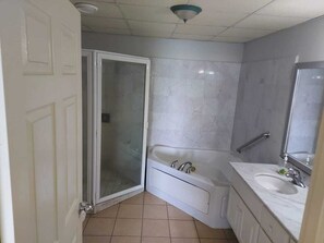Een douche, handdoeken, zeep, toiletpapier