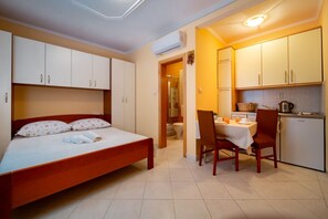 Free WiFi, bed sheets - Studio apartment in Lopar with Air condition, WIFI (4886-5) (Lopar)