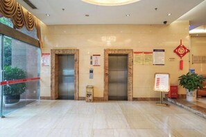 صورة غير مصنفة، 4 من 34، زرّ