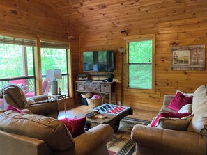 Smart-TV, Kamin, Tischfußball, Tischtennisplatte