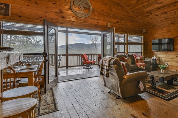 Smart-TV, Kamin, Tischfußball, Tischtennisplatte